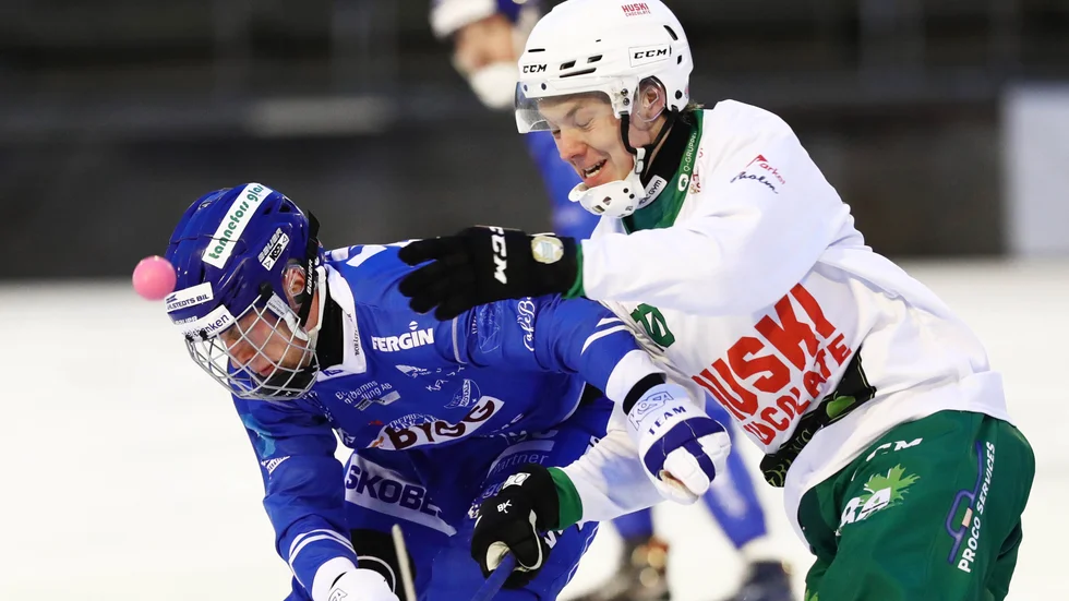 IFK Motala, här Viktor Spångberg mot Hammarbys Philip Åström, och övriga elitserielag får säsongen förlängd en vecka.