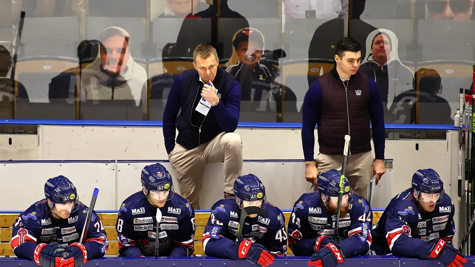"Som tränare för LHC har Bert Robertsson tagit 20 SHL-segrar efter ordinarie tid – på 78 spelade matcher. Det är enormt dåliga siffror. Ett liknande tålamod med en tränare har vi knappt sett i SHL-historien. Definitivt aldrig i LHC." skriver Christer Kustvik.