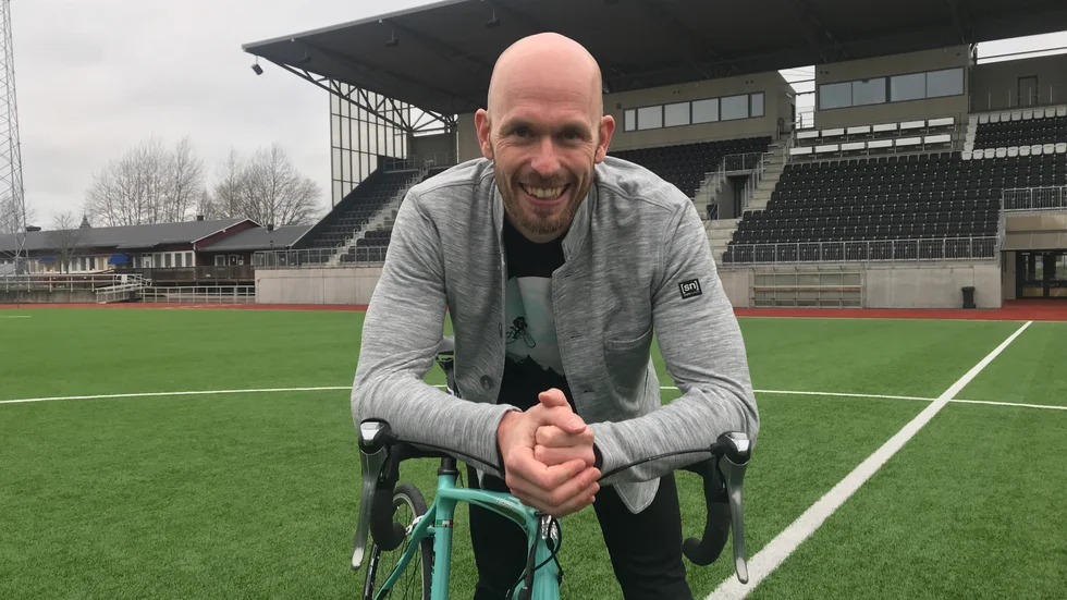 Vätternrundans marknadschef Oskar Sundblad är redo för att det ska bli cykelfest 2021. Om det ska bli som i fjol, inställt, måste beslut tas om det i april.