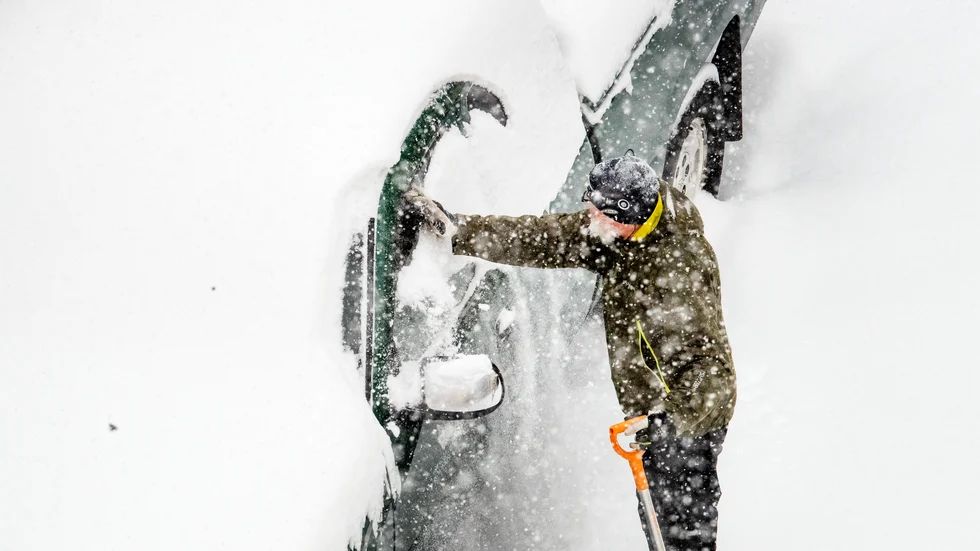 SMHI varnar nu för att ytterligare 10 till 15 centimeter snö kan falla längs Västerbottenskusten under natten och morgonen.