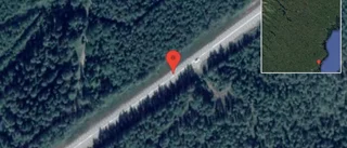 Personbil stillastående på E4 - helt stopp i ett körfält