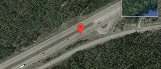 Personbil stillastående på E4 - helt stopp i ett körfält