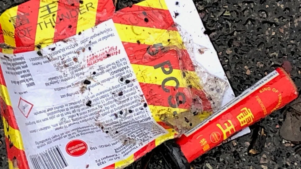 Ungdomar sköt fyrverkerier längs Trappgatan i Visby. Polisen säger att det är allvarligt men kunde inte hitta dem som tände på smällarna.