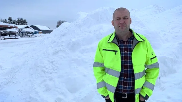 Det har snöat ovanligt lite i december. "Om det fortsätter som det gör nu så kan det bli minskade utgifter med cirka 1,5 miljon kronor," säger Micael Kemi, gatuchef, Piteå kommun. (Arkivbild)