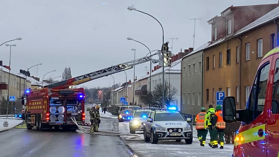 Räddningspersonalen möttes av svart rök som vällde ut ur trapphuset eftersom lägenhetsdörren hade lämnats öppen.