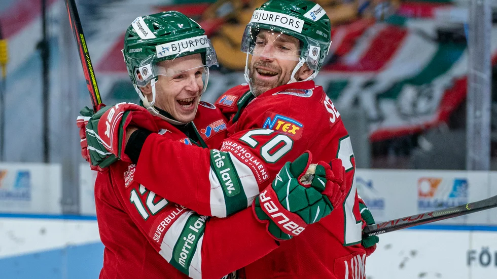 Framspelaren Max Friberg och målskytten Joel Lundqvist firar Frölundas 1–0-mål mot HV71.
