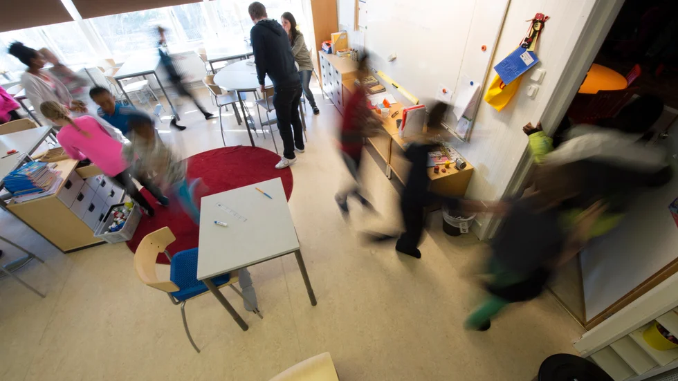 Trots tillskott i budgeten kommer såväl skolor som förskolor att få problem med sin ekonomi, något som får konsekvenser för både elever och skolpersonal, menar skribenterna.