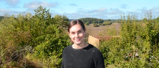Felicia anlägger en äng på trädgårdens baksida