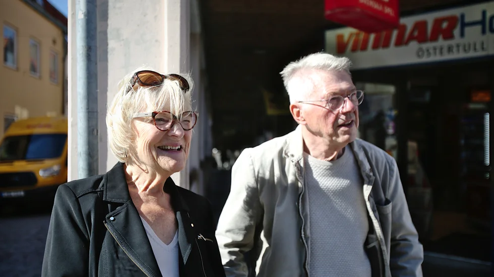 Makarna Anna och Dane Jinnerot är båda över 70 år och har fått vänja sig vid en ny vardag när i stort sett alla sociala aktiviteter fått ställas in.
