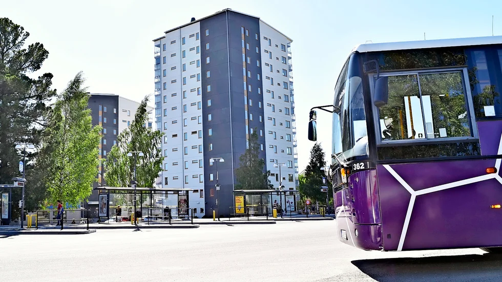 När gymnasiebussarna togs bort fick många elever längre restid till skolan, menar skribenten. 