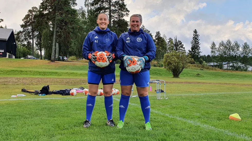 Gimos stabila målvaktspar Alva Lamell och Malin Svensson ska försöka stoppa Östhammars offensiv.