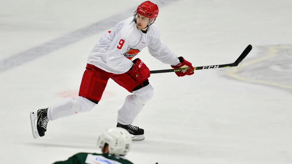Hampus Harlestam gjorde tre mål och två asisst när hans Almtuna slog Väsby med 5-3 i säsongens andra träningsmatch.
