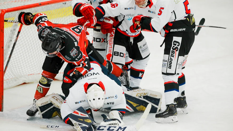 Boden Hockeys Anton Tano krigar framför Kalix HC:s kasse.