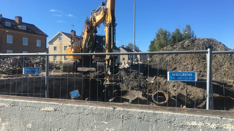 Markarbeten pågår vid bangårdsområdet.