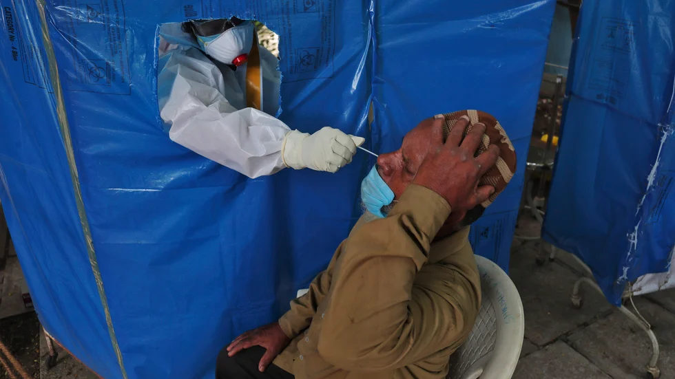 Bild från covid-19-provtagning i Indien, där vårdarbetarna vill att de ska jämställas med soldater och att anhöriga till avlidna vårdarbetare ska få samma förmåner som anhöriga till stupade soldater. Arkivbild.