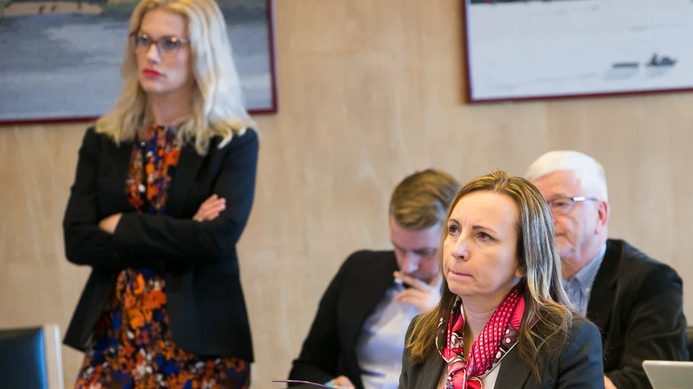 Moderaternas motion om intraprenad i skolan föll på mållinjen. Till höger Sana Suljanovic, till vänster Emma Engelmark (bilden är tagen vid ett annat tillfälle).