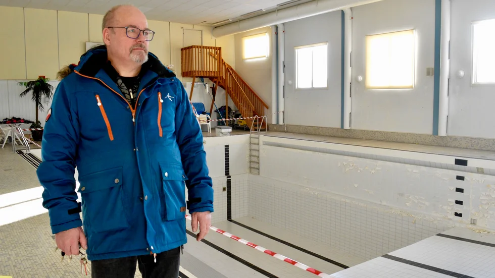 Ebbe Ström Bergstedt, fastighetschef på Malå kommun, i simhallen som snart varit stängd i tre år.