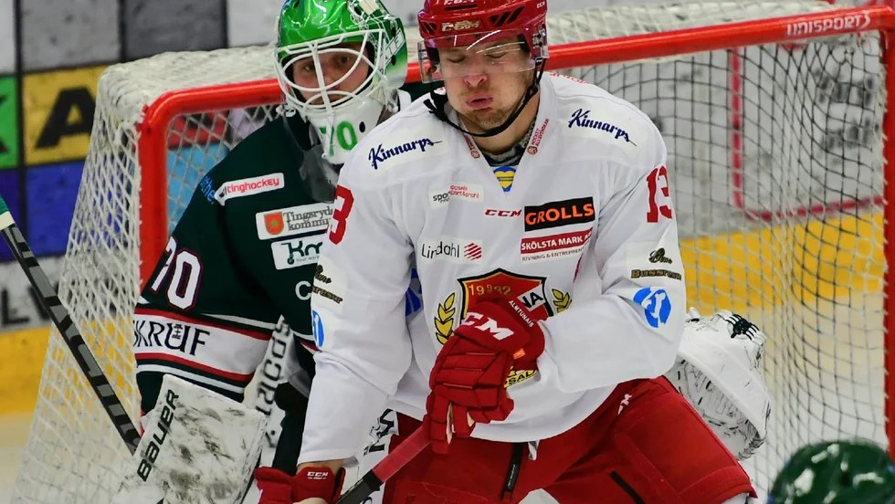 Almtunas Tobias Liljendahl jobbar framför Tingsrydsmålvakten Adam Åhman. I det här läget ledde Almtuna med 2–0, men under slutet av den andra perioden gjorde hemmalaget två mål inom loppet av 71 sekunder och vann sedan med två måls marginal.