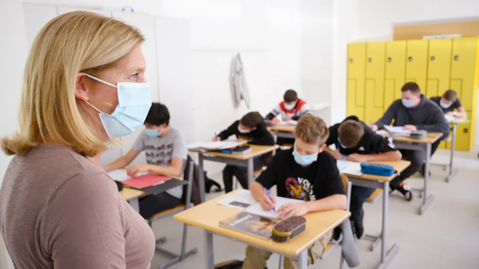 Språklektion i munskydd. Tyskaläraren Sabina Rampold är glad att vara tillbaka i klassrummet, men manar till tålamod med omständigheterna.