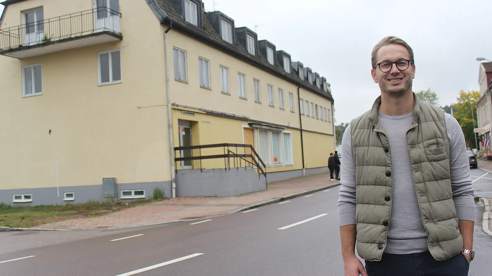 Daniel Andersson, vars företag DA Anderssons Fastigheter, har köpt "Konsumhuset" i Virserum. "Jag gillar transformationen, när man tar något nedgånget, bortglömt och lyfter det", säger han.