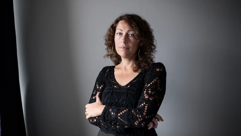I "Övergivenheten" nystar Elisabeth Åsbrink i en stor härva av familjehemligheter. Hon är förutom författare också journalist. Hon delar sin tid mellan Stockholm och Köpenhamn. 