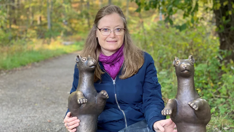 Konstnären Amalia Årfelt tillsammans med sina två vesslor som kommer att möta joggare och flanörer i Kronskogen i Eskilstuna framöver.
