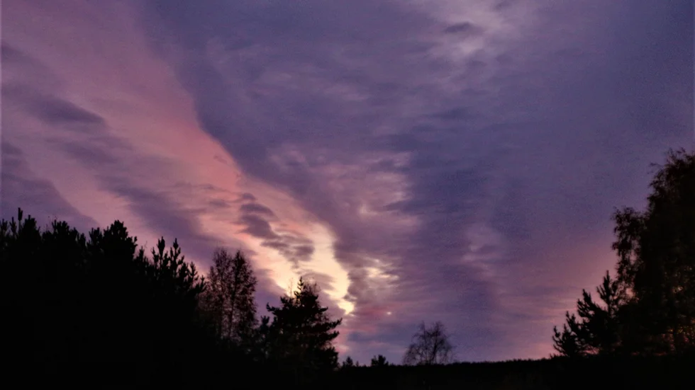 Färgstark himmel. Bilden tagen i Överkalix sent på lördagskvällen den 26 september av Rune Jönsson.