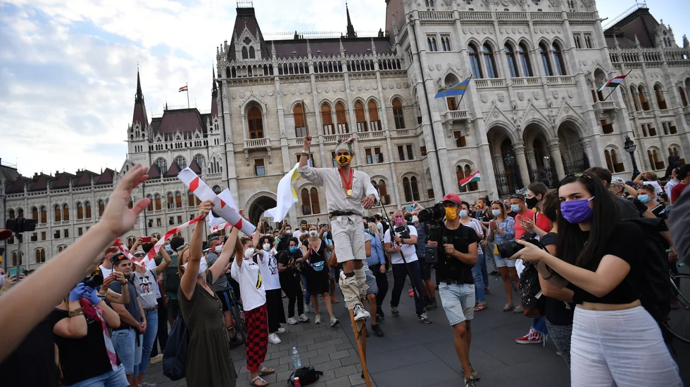 Teater- och filmstudenter bildar mänsklig kedja i Budapest i en protestaktion mot regeringens växande inflytande över kulturen och utbildningen. Bilden är tagen den 6 september.