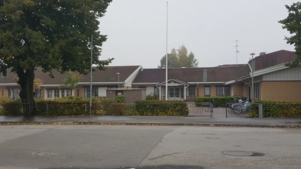 Mannen försökte bränna ner Centralskolan i Tierp, men stoppades av en polishund. Nu åtalas mannen för försök till mordbrand.