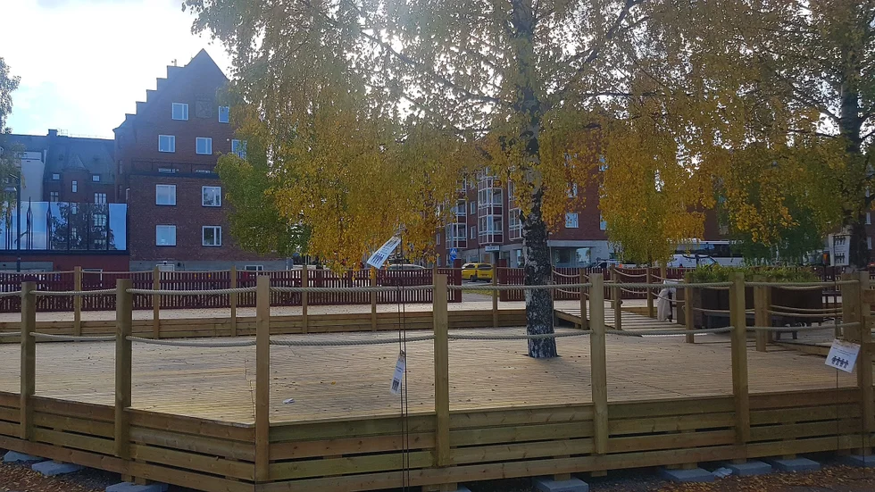 På det mindre trädäcket vill Simon Laiti bygga lekyta, sittplatser och grillstad för allmänheten. 