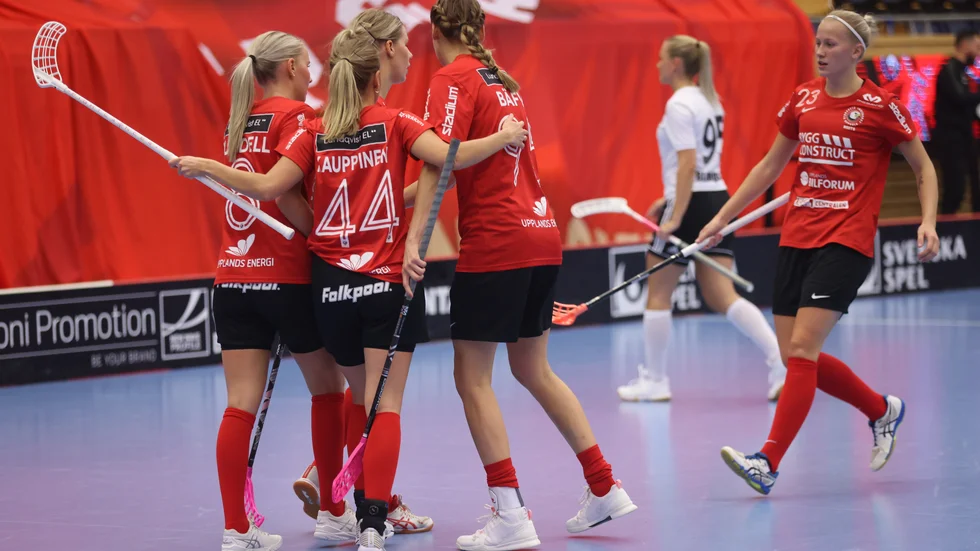 Klara Sundell gratuleras efter sitt 2–0-mål.
