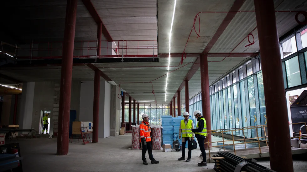 Link business center växer sakta men säkert fram. Vi bjöds på en tjuvkik på det stora bygget.