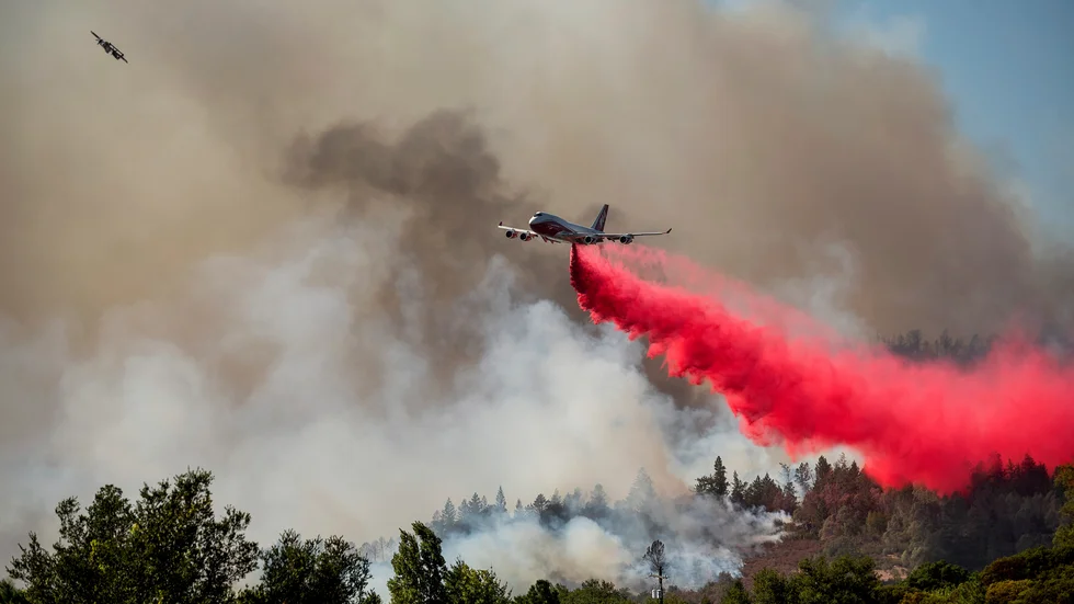 En omfattande skogsbrand rasar i Napadalen i Kalifornien.