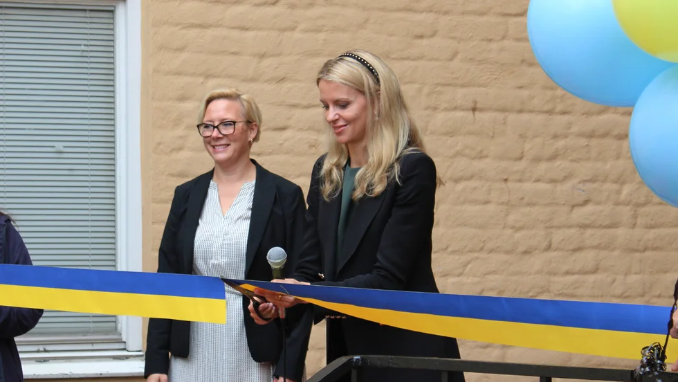 Anna Wiger Jensen, operativ chef för Jensen education, klipper bandet vid invigningsceremonin.