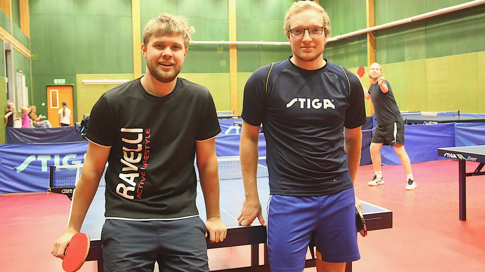 Alfred Ström och Oscar Haeger är redo för premiären i bordtennisettan. Straos Enköping är nykomling iserien och målet är först och främst att klara nytt kontrakt.