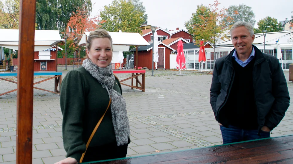Emma Hjelm och Anders Ekman från Strängnäs kommun på Västervikstorget där det kan uppstå vissa folksamlingar på lördag då det kommer knallar för att sälja typiska marknadsprylar. "Alla våra platser här är uthyrda, det talar sitt tydliga språk", säger Anders Ekman. Det ska dock poängteras att kommunen inte på något sätt anordnar någon tillställning.