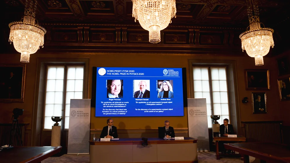 Årets Nobelpristagare i fysik tillkännagavs under en pressträff på Kungliga Vetenskapsakademien. Roger Penrose, Reinhard Genzel och Andrea Ghez tilldelas årets Nobelpris i fysik.