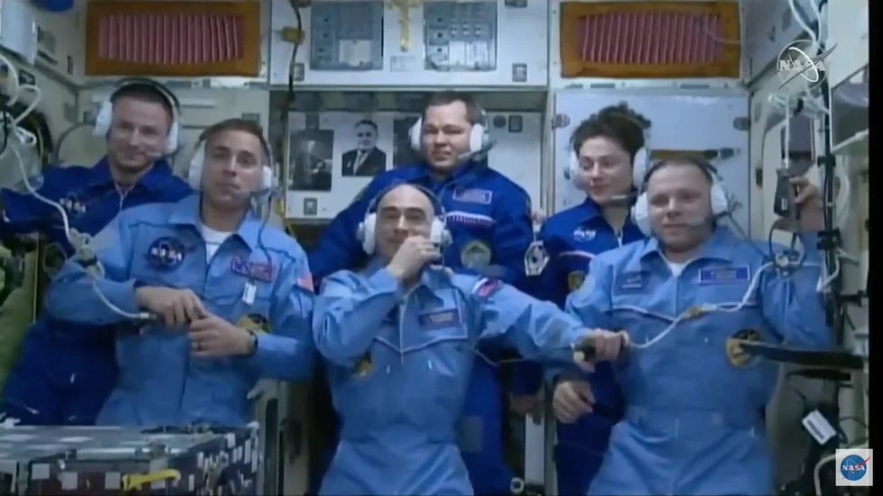 Chris Cassidy, Anatolij Ivanisjin och Ivan Vagner, längst fram i bild, utgör den nuvarande besättningen på ISS. Arkivbild.