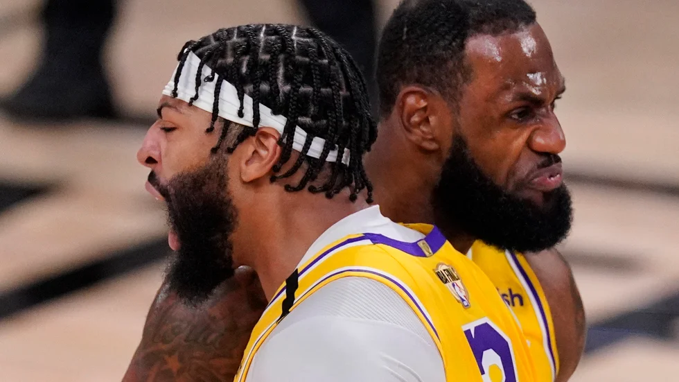 Anthony Davis, 34 poäng, och LeBron James, 25 poäng, ledde Los Angeles Lakers till seger i den första finalmatchen i NBA mot Miami Heat.