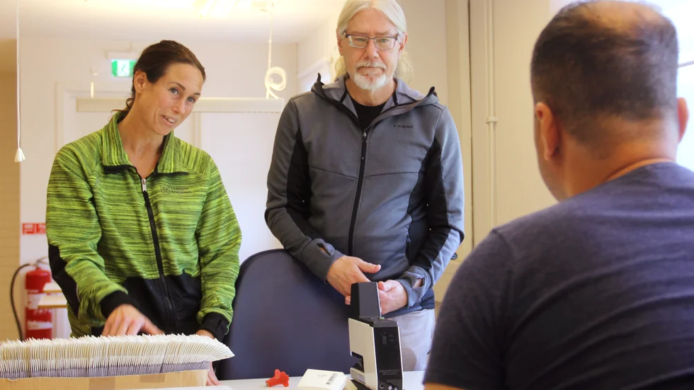 "Egentligen är det inte vad vi producerar som är det viktiga, utan rutinerna och känslan av att få slutföra något", säger Pär Gunnarsson. Nu söker verksamheten efter nya företag att samarbeta med.
