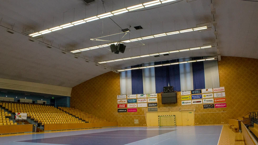 Planen var att byta ut den gamla och slitna belysningen i sporthallen under sommaren. Men så blev inte fallet. Enligt Lejonfastigheter så var inte anbuden man fick in tillräckligt bra.