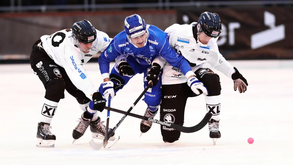 Sandviken fällde Elias Gillgren och IFK Motala med klara 9-2. Innan det hade redan IFK åkt ur cupen efter förlusten mot AIK.