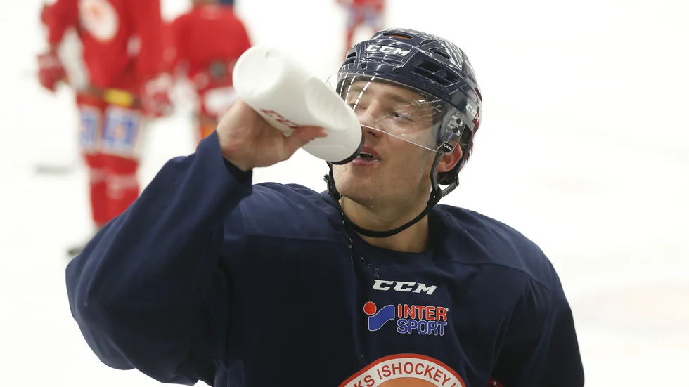 Kellen Jones får hålla extra noggrann koll på sin vattenflaska i vinter.
