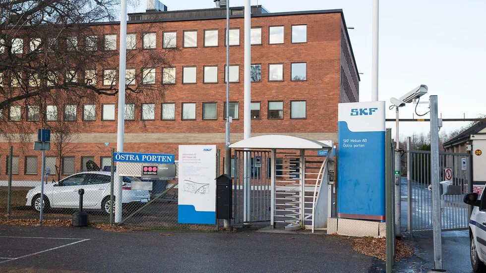 Mannen misstänks ha gått in genom någon öppen dörr på SKF under natten mot fredag, och sedan ha ställt sig och stirrat. 