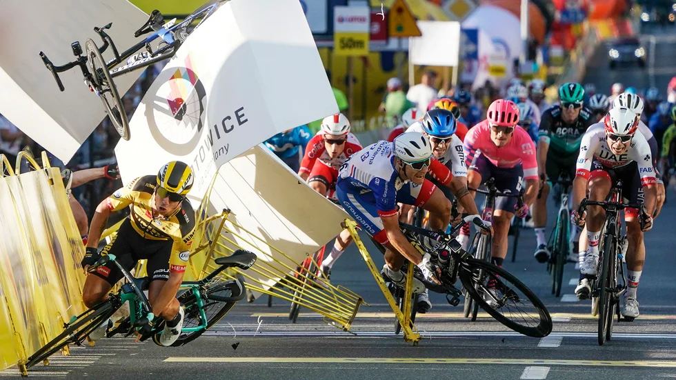 Fabio Jakobsen kraschade efter att ha kommit i en närkamp med Dylan Groenewegen i en av sommarens värsta cykelolyckor. Nu vill internationella förbundet skärpa säkerheten. Arkivbild.