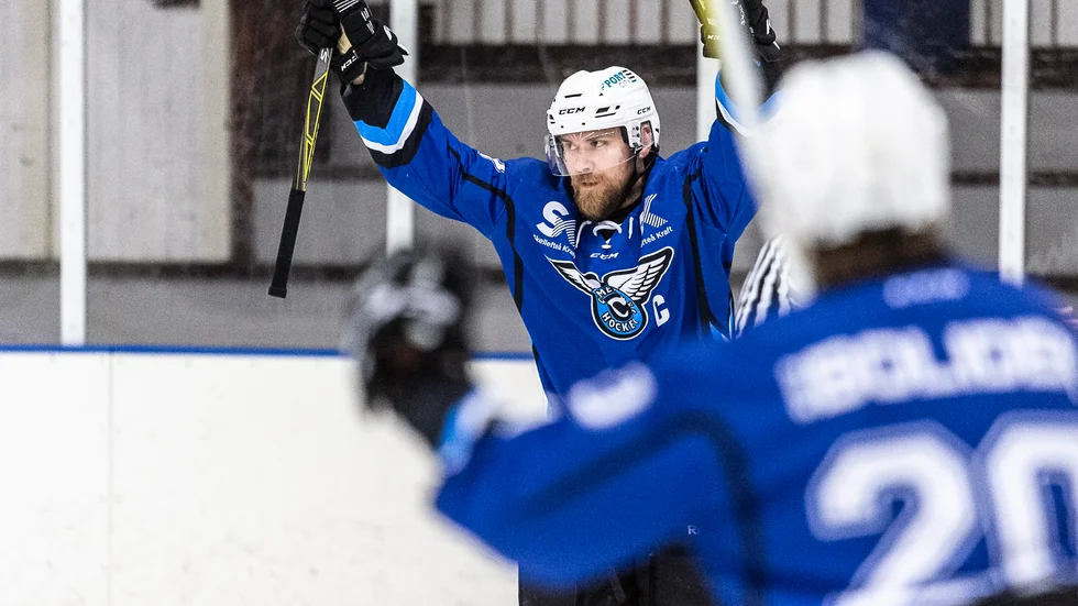 Mattias Lindström jublar efter ett mål för Clemensnäs förra säsongen. 