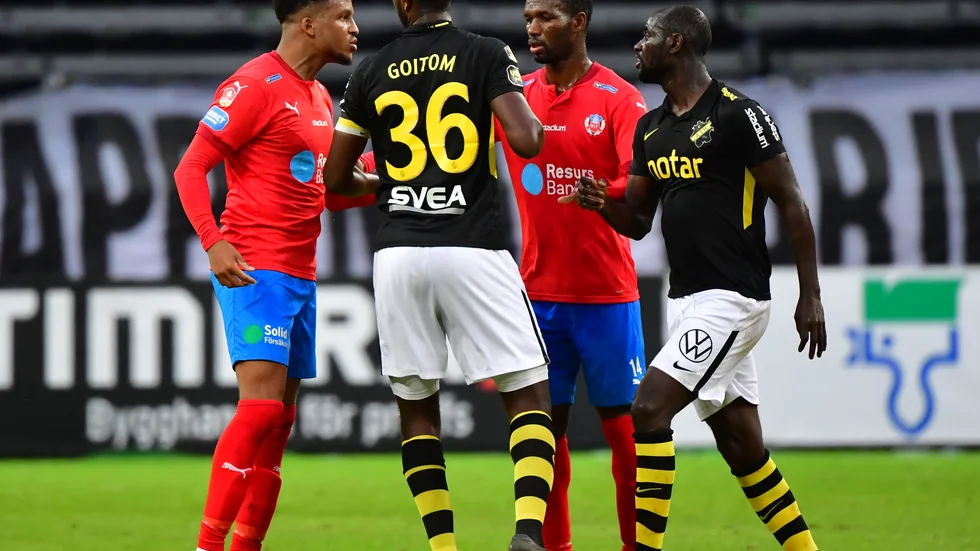 Martin Olsson, till vänster, tycker att gräsmattan på Friends arena är "katastrof".