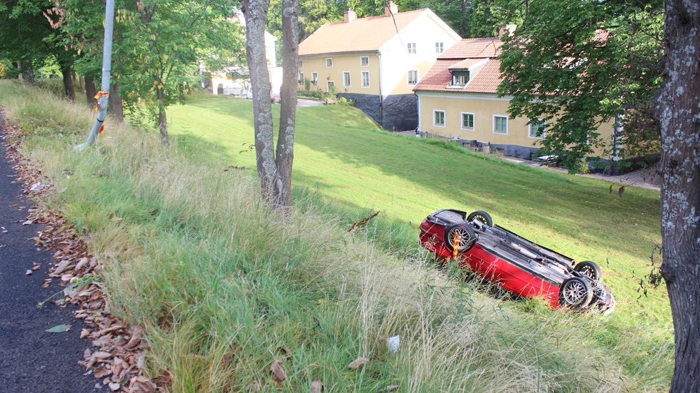 Bilen som voltade under torsdagens morgon hade kört av vägen vid Finsterwaldevägen.