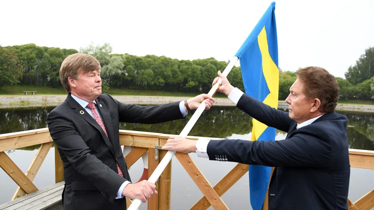 Landshövding Björn O. Nilsson överlämnar svenska flaggan till regionråd Kenneth Backgård (SJVP). 