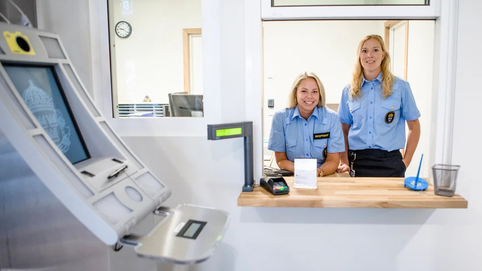 Maria Hallgren och Linnea Nissfolk är mycket nöjda med den nya receptionen, där luckor har ersatt en öppen disk. Nu känner de sig trygga. 